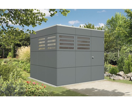 Šedá kovová kůlna na nářadí s okny na zahradě.