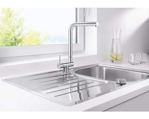 Kuchyňský nerezový dřez s vodovodní baterií a odkapávací plochou