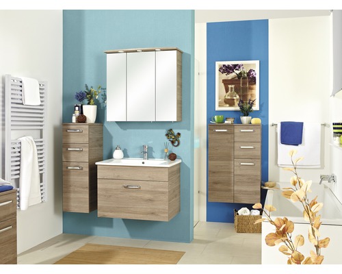 Interiér koupelny s umyvadlem, zrcadlovou skříňkou a vysokými skříněmi ve světlém dřevěném dekoru