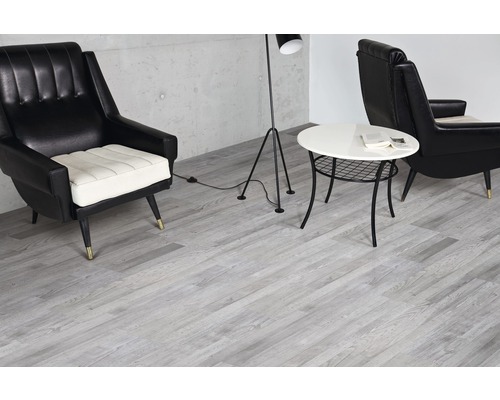 Interiérová scéna s vinylovou podlahou, křesly a odkládacím stolkem