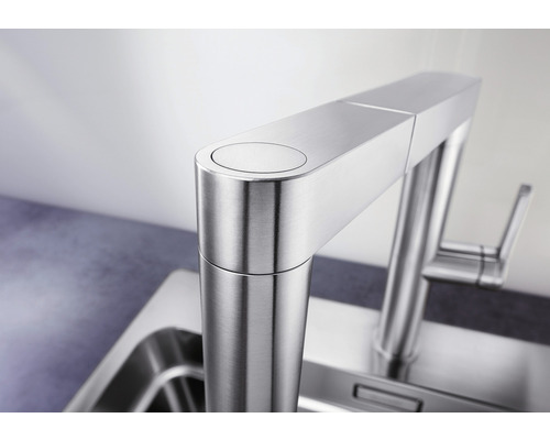 Detail nerezové kuchyňské baterie