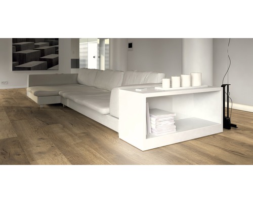 Světlý obývací pokoj s laminátovou podlahou, pohovkou a odkládacím stolkem