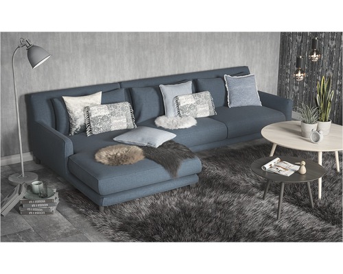 Obývací pokoj s rohovou pohovkou, polštáři, kobercem a konferenčními stolky