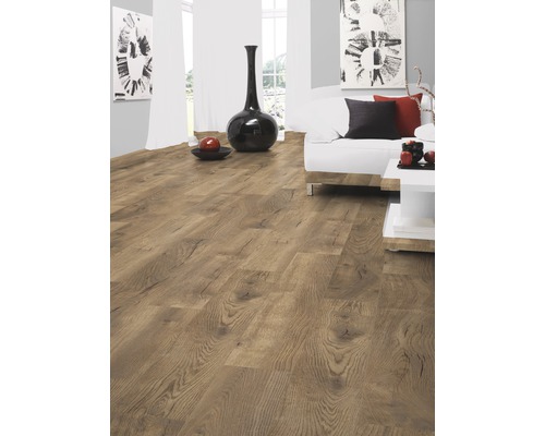 Obývací pokoj s laminátovou podlahou se vzhledem dřeva, pohovkou a dekorací