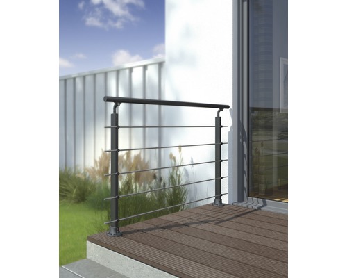 Venkovní pohled na terasu s kovovým zábradlím
