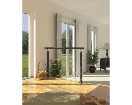 Světlý pokoj se zábradlím, okny a dekoracemi pro útulné bydlení