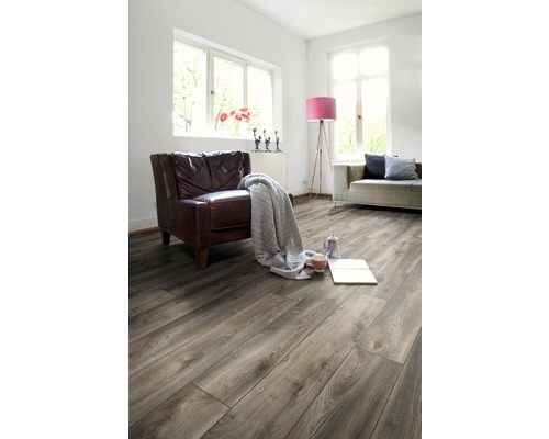 Světlý obývací pokoj s laminátovou podlahou s dřevěným vzhledem, křeslem a pohovkou