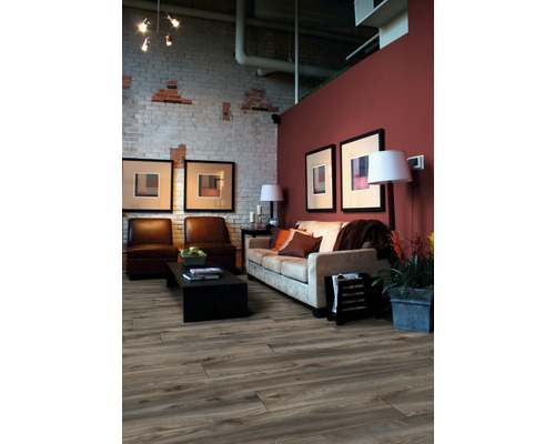 Obývací pokoj s pohovkou, křesly, stolem a laminátovou podlahou s dřevěným vzhledem