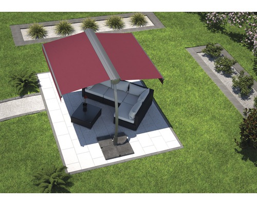 Scéna s výkyvným slunečníkem, terasovým nábytkem a zahradní úpravou