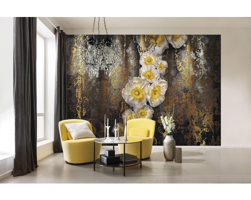 Obývací pokoj se žlutými křesly, konferenčním stolkem, lustrem a fototapetou s květinovým vzorem.