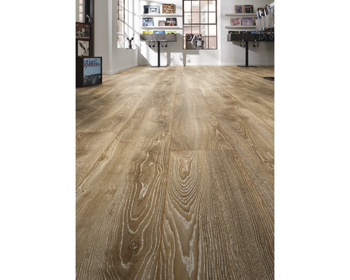 Položená laminátová podlaha ve světlé místnosti