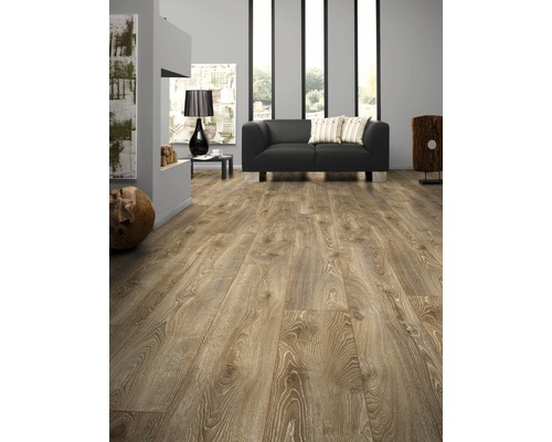 Obývací pokoj s laminátovou podlahou, pohovkou a dekorací