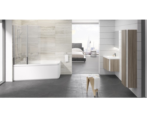 Koupelna s vanou, sprchovou zástěnou, umyvadlem, zrcadlovou skříňkou a držákem na ručníky