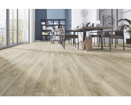 Světlá kancelářská místnost s dřevěnou podlahou, stolem a židlemi.