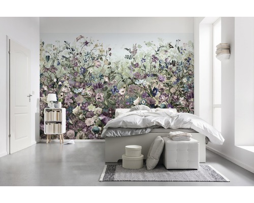 Ložnice s fototapetou s květinovým vzorem, postelí a nočním stolkem