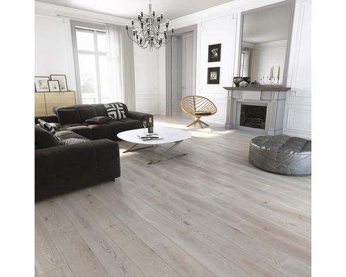 Světlý obývací pokoj s pohovkou, stolem, křeslem, krbem a dřevěnou podlahou