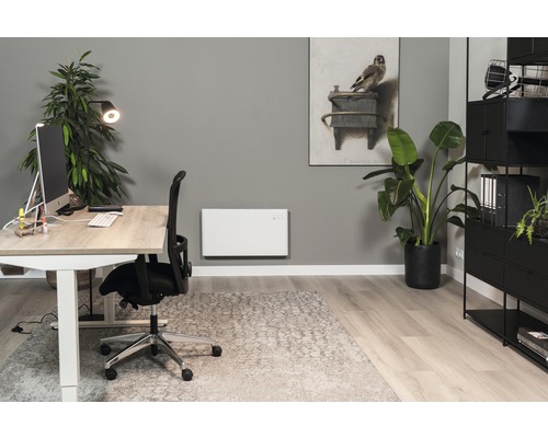 Kancelář se stolem, kancelářskou židlí, topením a dekorací