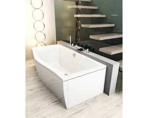 Moderní koupelna s volně stojící vanou a úložným prostorem