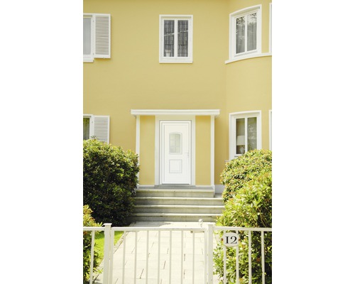 Pohled na dům se vstupními dveřmi, schodištěm a plotem