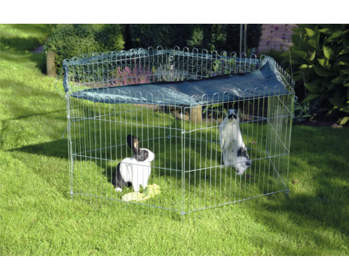 Venkovní výběh s krytem a dva králíci v zahradě