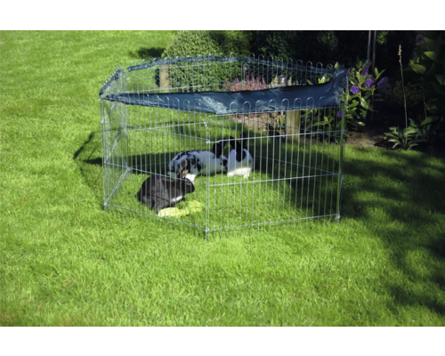 Kovová klec pro malá zvířata se sluneční ochranou a králíky na zahradě