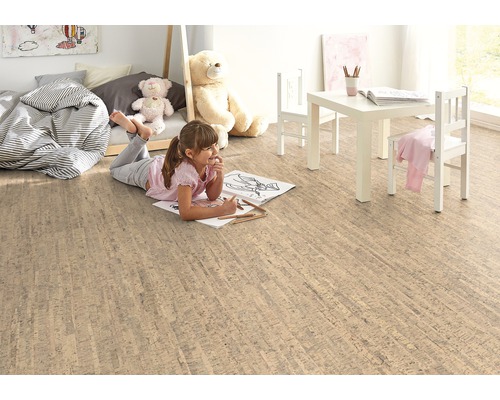 Světlý dětský pokoj s korkovou podlahou, dětským nábytkem a hrající si dívkou