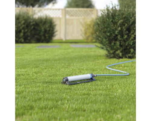 Zavlažovač trávníku na trávníku s připojením hadice