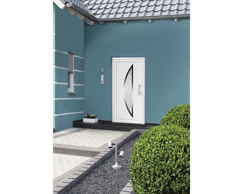 Vstupní prostor domu s vchodovými dveřmi se skleněnou vložkou