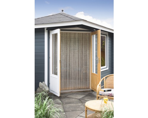 Zahradní domek s otevřenými dvoukřídlými dveřmi a závěsem