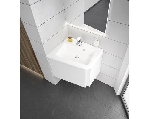 Moderní koupelna s umyvadlovou skříňkou a zrcadlem