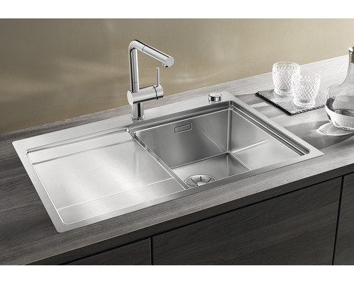 Nerezový dřez s odkapávací plochou a armaturou