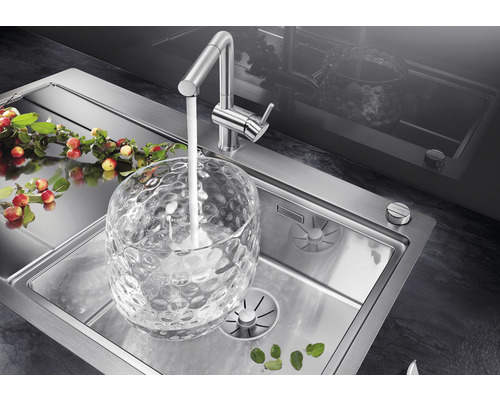 Nerezový dřez s vodovodní baterií a skleněnou nádobou