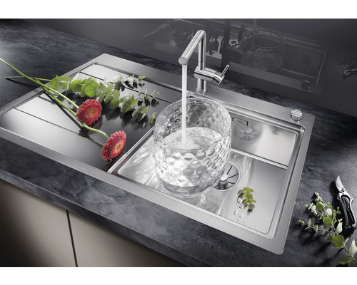 Nerezový dřez s kohoutkem a květinami