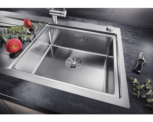 Nerezový dřez s květinami a zahradnickými nůžkami