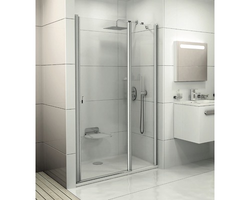 Sprchový kout se sprchovou hlavicí, sedátkem a umyvadlem ve světlé koupelně.