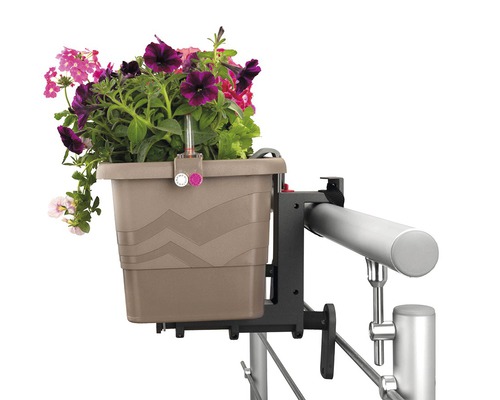 Květináč s držákem na zábradlí s květinami
