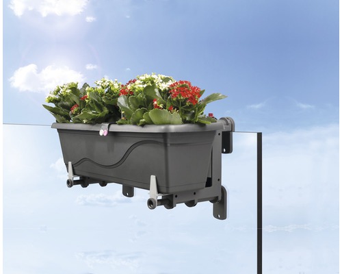 Šedý balkónový truhlík s květinami k montáži na zábradlí