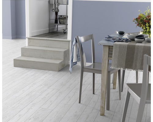 Jídelna se stolem, židlemi a světlou dřevěnou podlahou