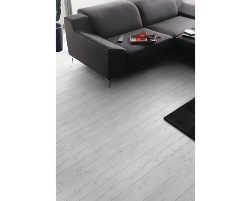 Obývací pokoj s pohovkou a světlou dřevěnou podlahou