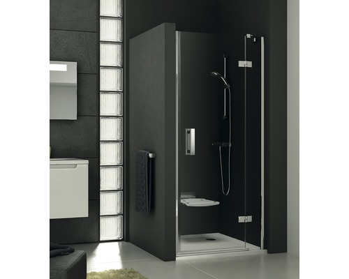 Sprchový kout se sprchovými prvky v moderní koupelně