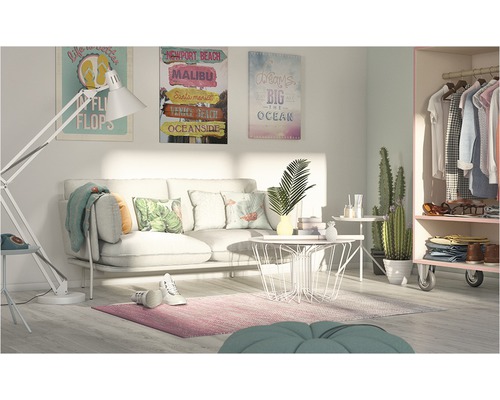 Obývací pokoj s pohovkou, konferenčním stolkem, stojací lampou, kobercem, dekoracemi, obrazy a šatní skříní.