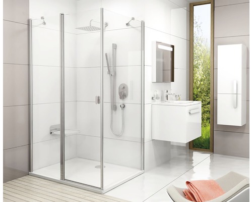 Koupelna se sprchovým koutem, umyvadlem a zrcadlovou skříňkou