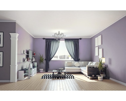 Světlý obývací pokoj s pohovkou, stolem, kobercem a dekorací