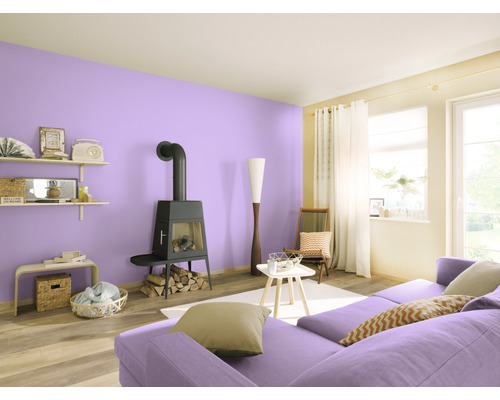 Obývací pokoj s fialovou barvou na stěnách, kamny a pohovkou