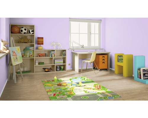 Dětský pokoj s regály, psacím stolem a hracím kobercem