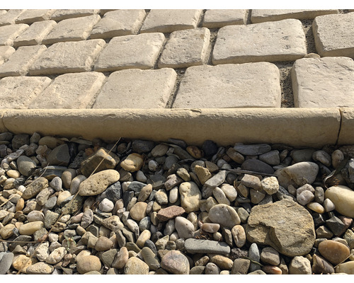 Detail dlažebních kostek a štěrku pro zahradnictví