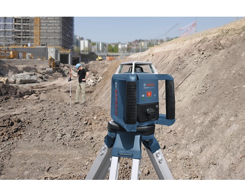 Logo Bosch Rotační laser na staveništi se stavebním dělníkem