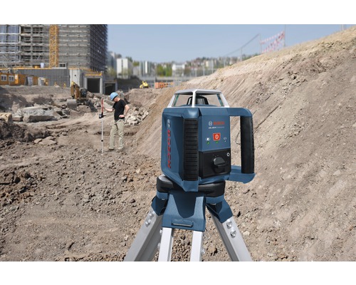 Staveništní scéna s rotačním laserem Bosch na stativu pro vodorovné vyrovnávání