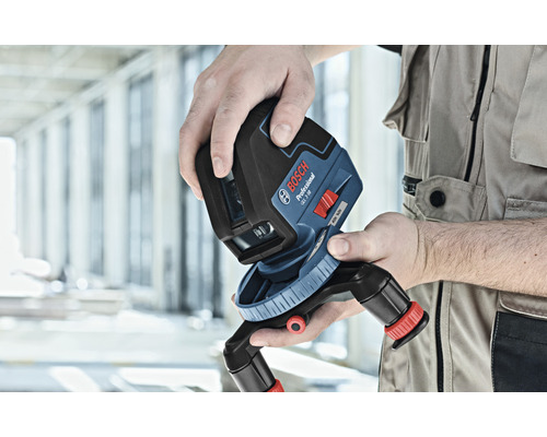 Logo společnosti Bosch. Ruka drží čárový laser.