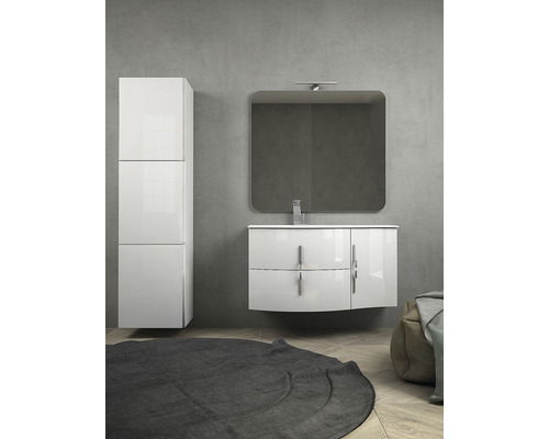 Koupelna s umyvadlovou skříňkou, zrcadlem, osvětlením a vysokou skříňkou